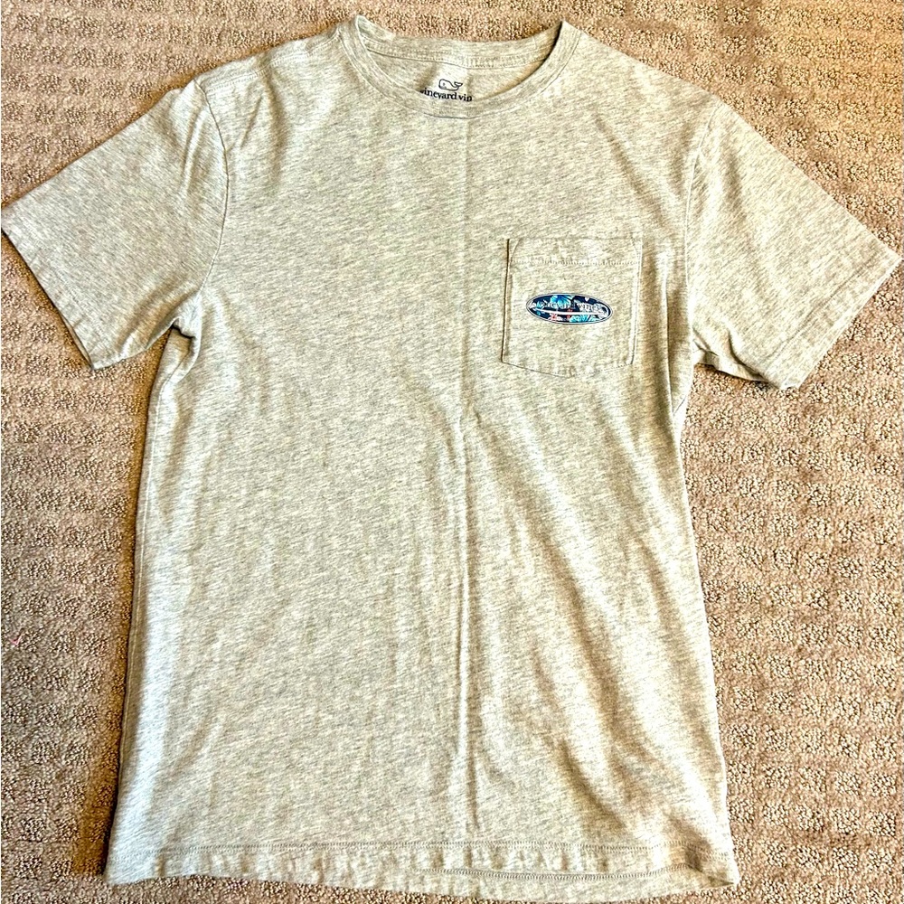 Men’s Vineyard Vines Size XS tee.
